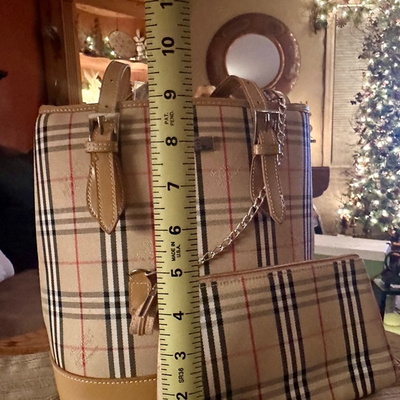 Iconic Designer Plaid Bucket Shoulder Bag with Attached Wallet Perfect NEW - Picture 15 of 16